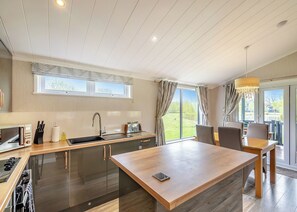 Een koelkast, een oven, een kookplaat, een vaatwasser