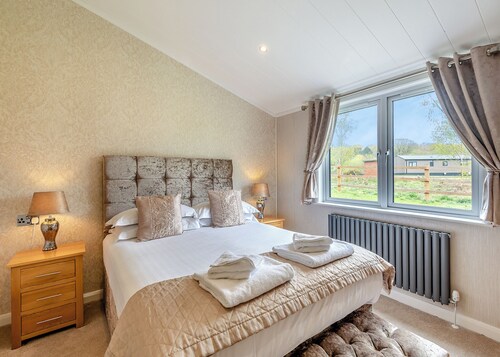 New in 2018. Modern and luxurious lodge with lakeside view.