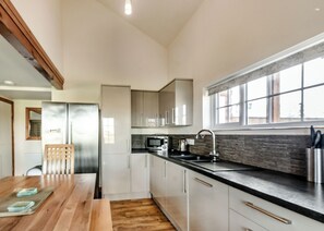 Fridge, oven, stovetop, dishwasher