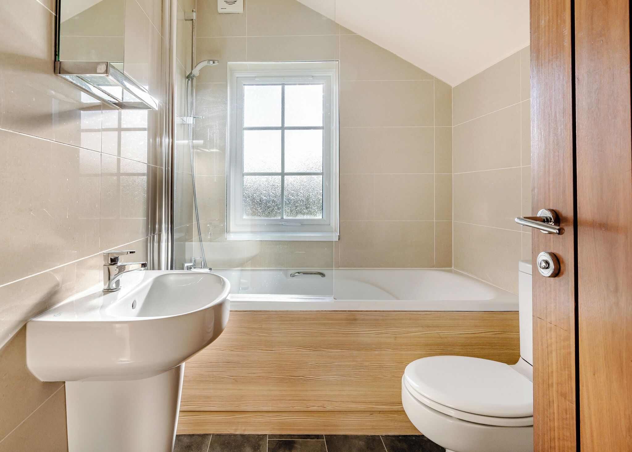 Une salle de bain avec un lavabo, des toilettes et une baignoire.