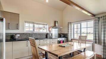 Fridge, oven, stovetop, dishwasher