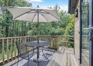 Outdoor dining - Spacious and luxurious lodge. (Glossop)