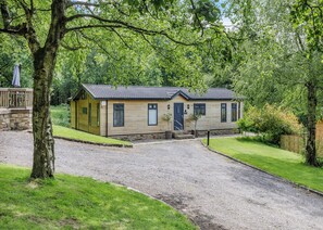 Exterior - Spacious and luxurious lodge. (Glossop)
