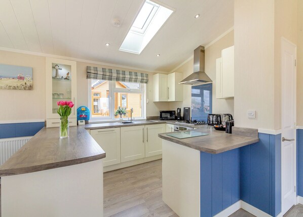 Fridge, oven, stovetop, toaster - 2 bedroom accommodation in Swinethorpe, Nr Lincoln (Swinethorpe, Nr Lincoln)