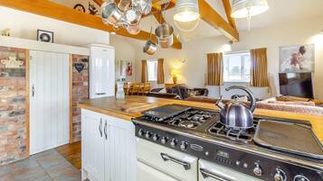 Réfrigérateur, four, plaque de cuisson, grille-pain