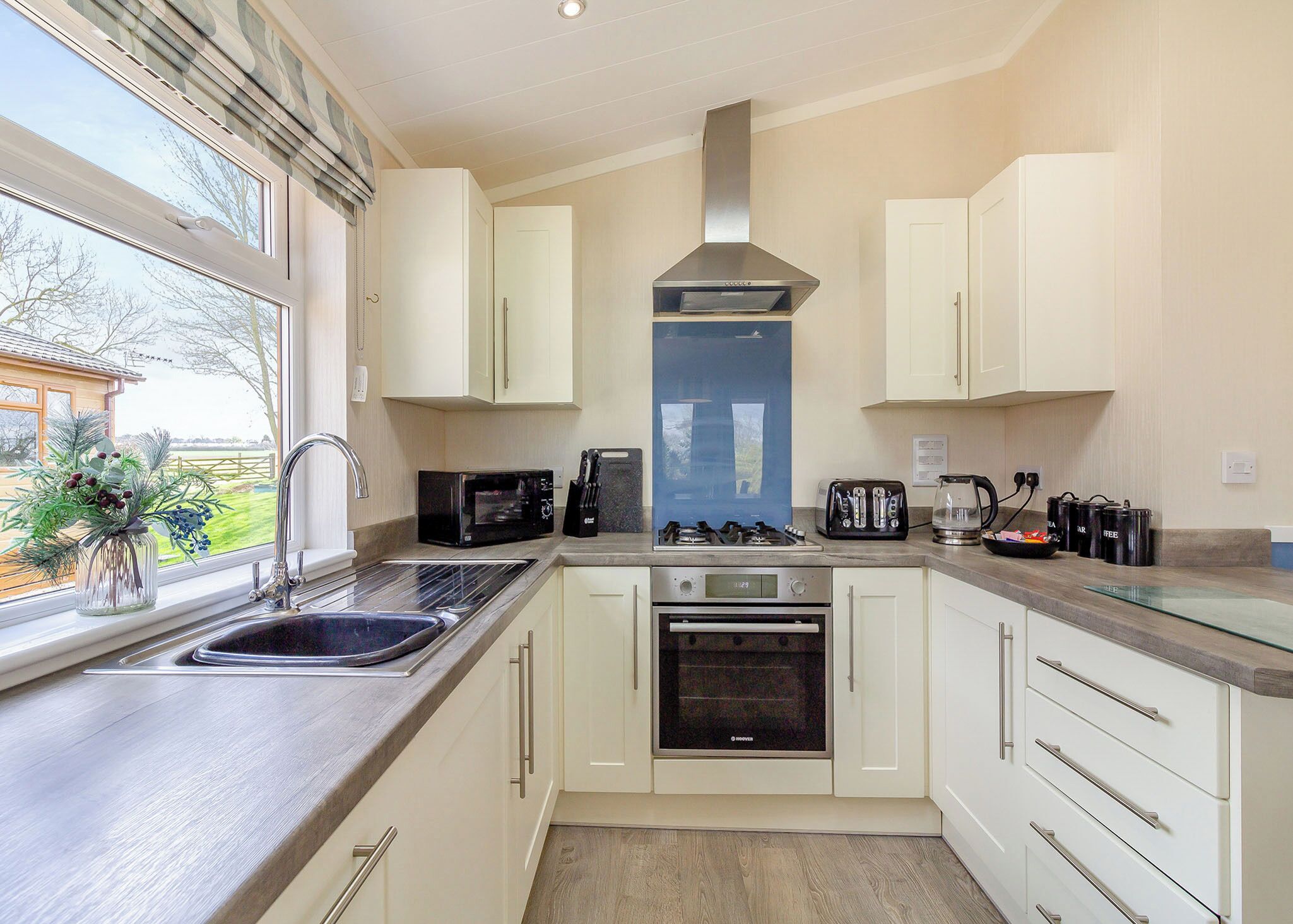 Réfrigérateur, four, plaque de cuisson, grille-pain