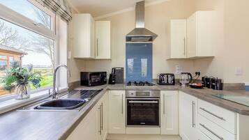 Réfrigérateur, four, plaque de cuisson, grille-pain