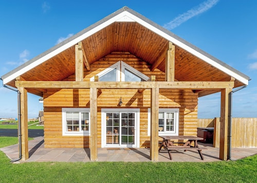 Outstanding, spacious and contemporary two storey lodge.