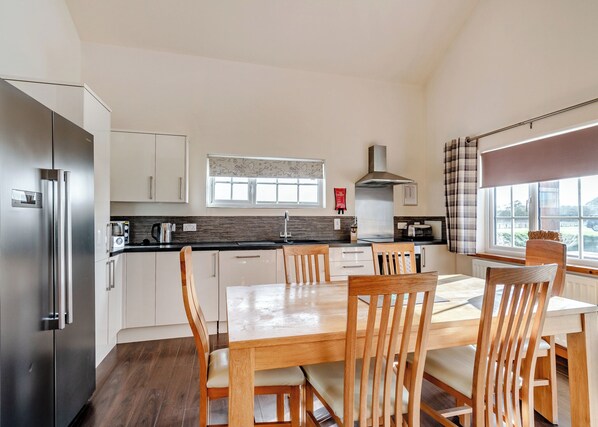 ثلاجة، فرن، موقد طهي مسطح، غسالة أطباق
