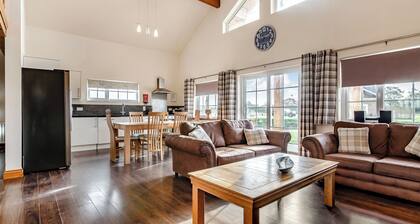 Outstanding, spacious and contemporary two storey lodge.