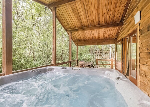 Outdoor spa tub
