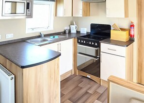 Fridge, oven, stovetop, toaster - 12ft-wide stylish and comfortable caravan with one double and two twin. (Chapel St Leonards)