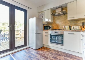 Réfrigérateur, un four, surface de cuisson, grille-pain