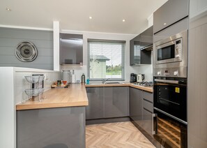 Fridge, oven, stovetop, dishwasher - 1 bedroom accommodation in Midsomer House, East Compton (Midsomer House, East Compton)