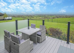 Outdoor dining - 1 bedroom accommodation in Midsomer House, East Compton (Midsomer House, East Compton)