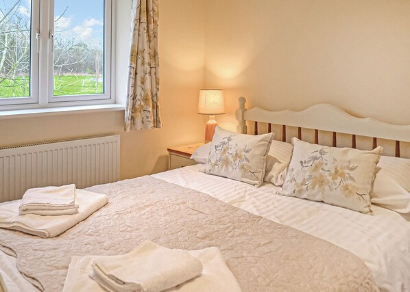 3 bedrooms, free WiFi - Beautiful bespoke lodge situated in peaceful countryside. (Chapel Allerton)