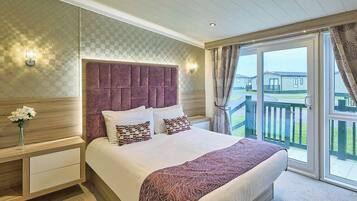 Bedroom, Bed