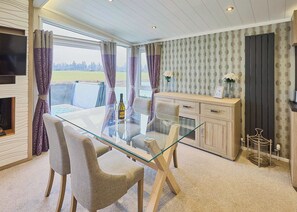 Dining - Whistler Deluxe Lodge (Hexham)