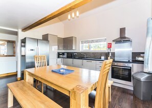 Fridge, oven, stovetop, dishwasher