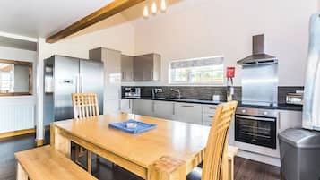 Fridge, oven, stovetop, dishwasher
