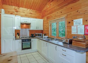 Réfrigérateur, un four, surface de cuisson, grille-pain