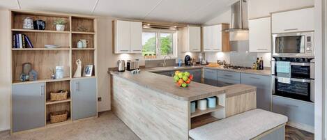 Frigorífico, horno, placa de cocina y tostadora