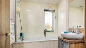 Unclassified image, 4 of 5, button - New in 2020. Modern lodge with one double and one twin. (Mablethorpe)