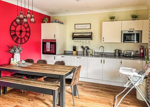 Fridge, oven, stovetop, toaster - 3 bedroom accommodation in Flaxton (Flaxton)