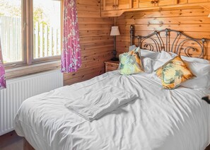 2 bedrooms - 12ft-wide pine lodge with one double and one twin. (Llangadfan, Welshpool)