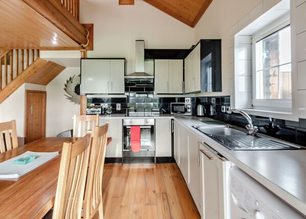 Fridge, oven, stovetop, dishwasher