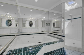 Combined shower/tub, jetted tub, towels
