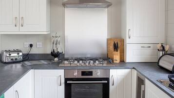 Réfrigérateur, four, plaque de cuisson, grille-pain