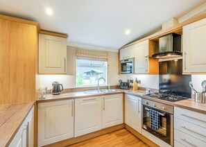 Fridge, oven, stovetop, dishwasher - Lakeside 2 Pet Friendly (Woodhall Spa)