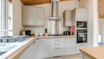 Réfrigérateur, four, plaque de cuisson, grille-pain