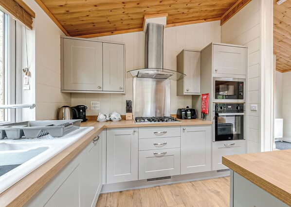 ثلاجة، فرن، موقد طهي مسطح، محمصة خبز