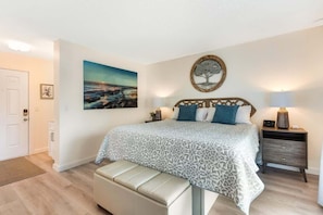 1 bedroom, iron/ironing board, free WiFi, bed sheets - Beautifully Remodeled Top-Floor Condo Downtown! (Bend)