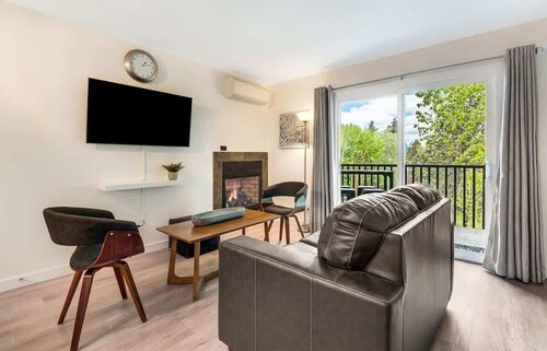 Beautifully Remodeled Top-Floor Condo Downtown!