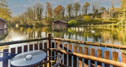 Stylish and compact lodge with one double with en suite W.
