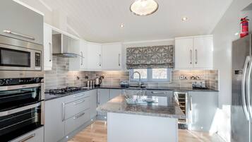 Fridge, oven, stovetop, dishwasher