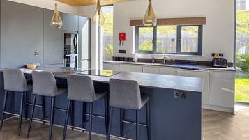 Fridge, oven, stovetop, dishwasher