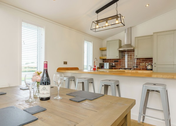 Dining - 2 bedroom accommodation in Tetchill (Tetchill)