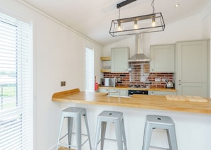 ثلاجة، فرن، موقد طهي مسطح، غسالة أطباق