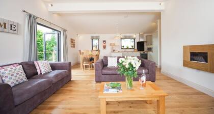 A stunning luxury lodge, perfect for a couples retreat or family break.