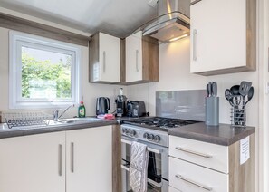 Kjøleskap, ovn, kokeplater og brødrister