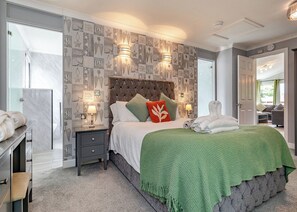 1 bedroom, free WiFi - Large superior one-bedroom lodge with hot tub for two adults. (Longnor, Nr. Buxton)