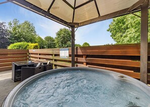 Outdoor spa tub - Large superior one-bedroom lodge with hot tub for two adults. (Longnor, Nr. Buxton)