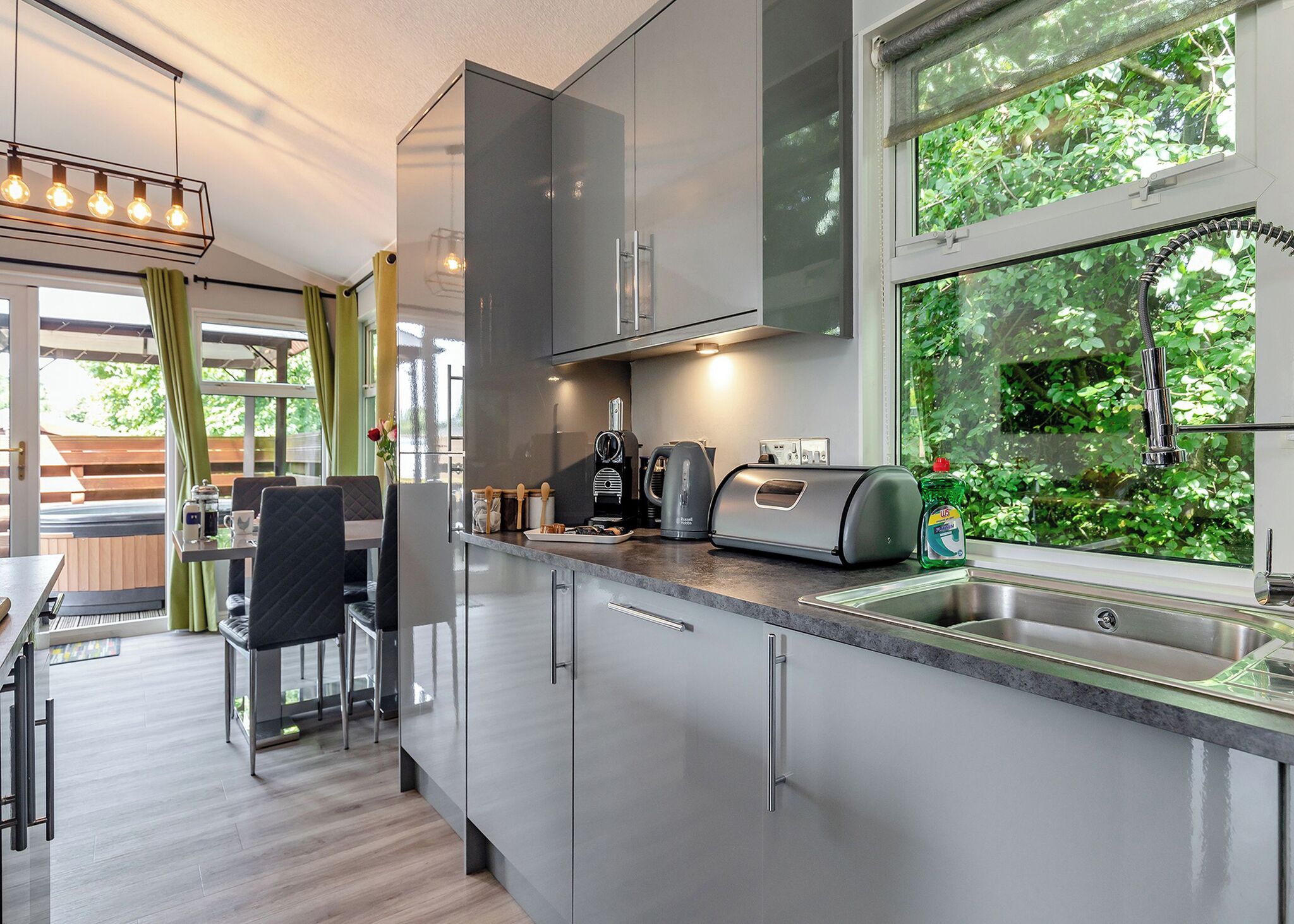 Kylskåp, ugn, spishäll och brödrost