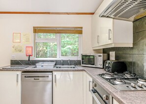 Køleskab, ovn, kogeplade, brødrister