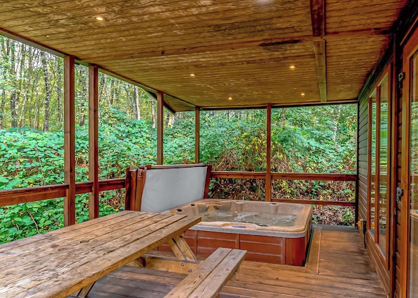 Outdoor spa tub