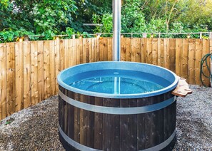 Outdoor spa tub - A quirky pod with one double and shower room. (Crimdon)
